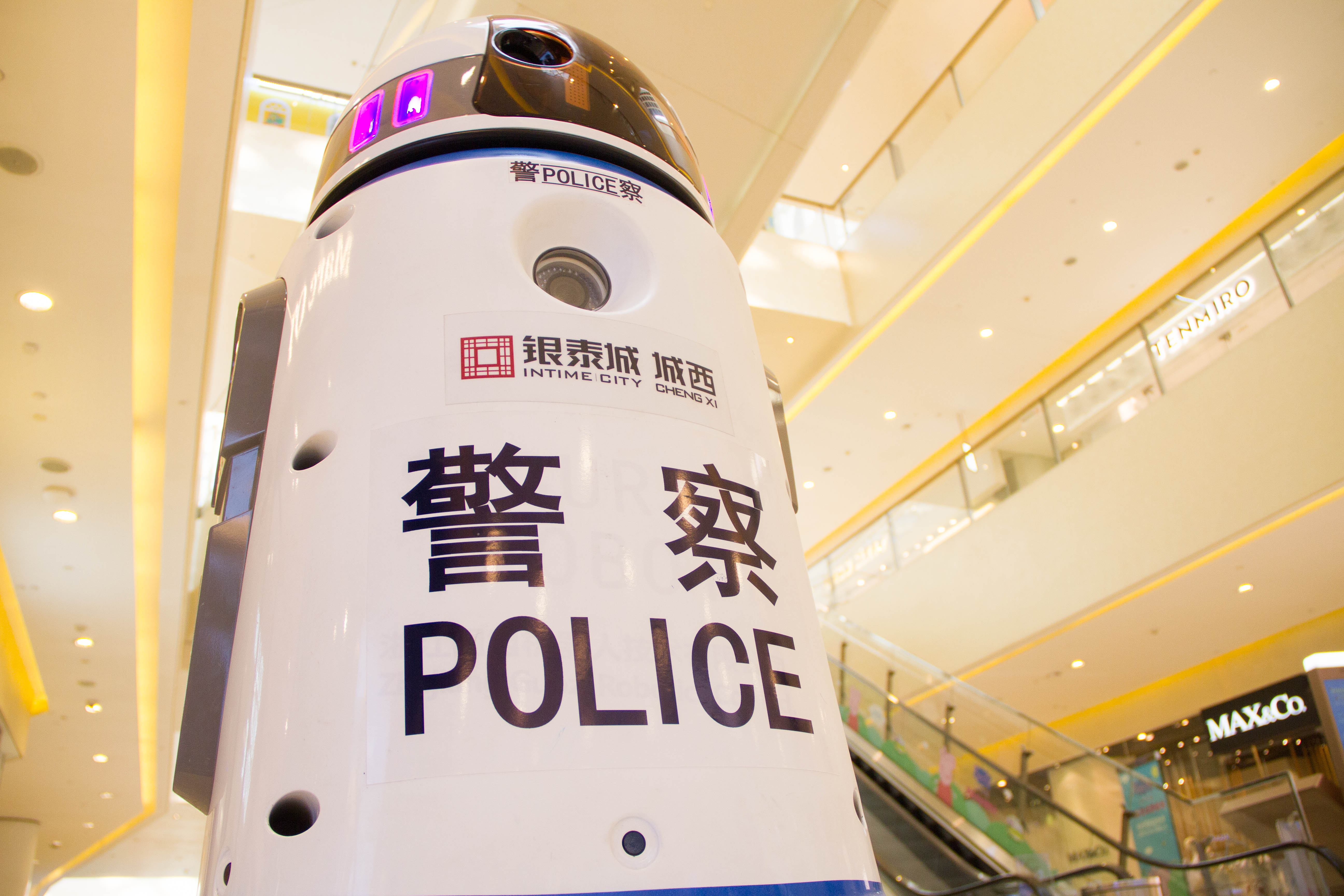 助力安保|機(jī)器人警察亮相城西銀泰城 巡邏吸睛兩不誤