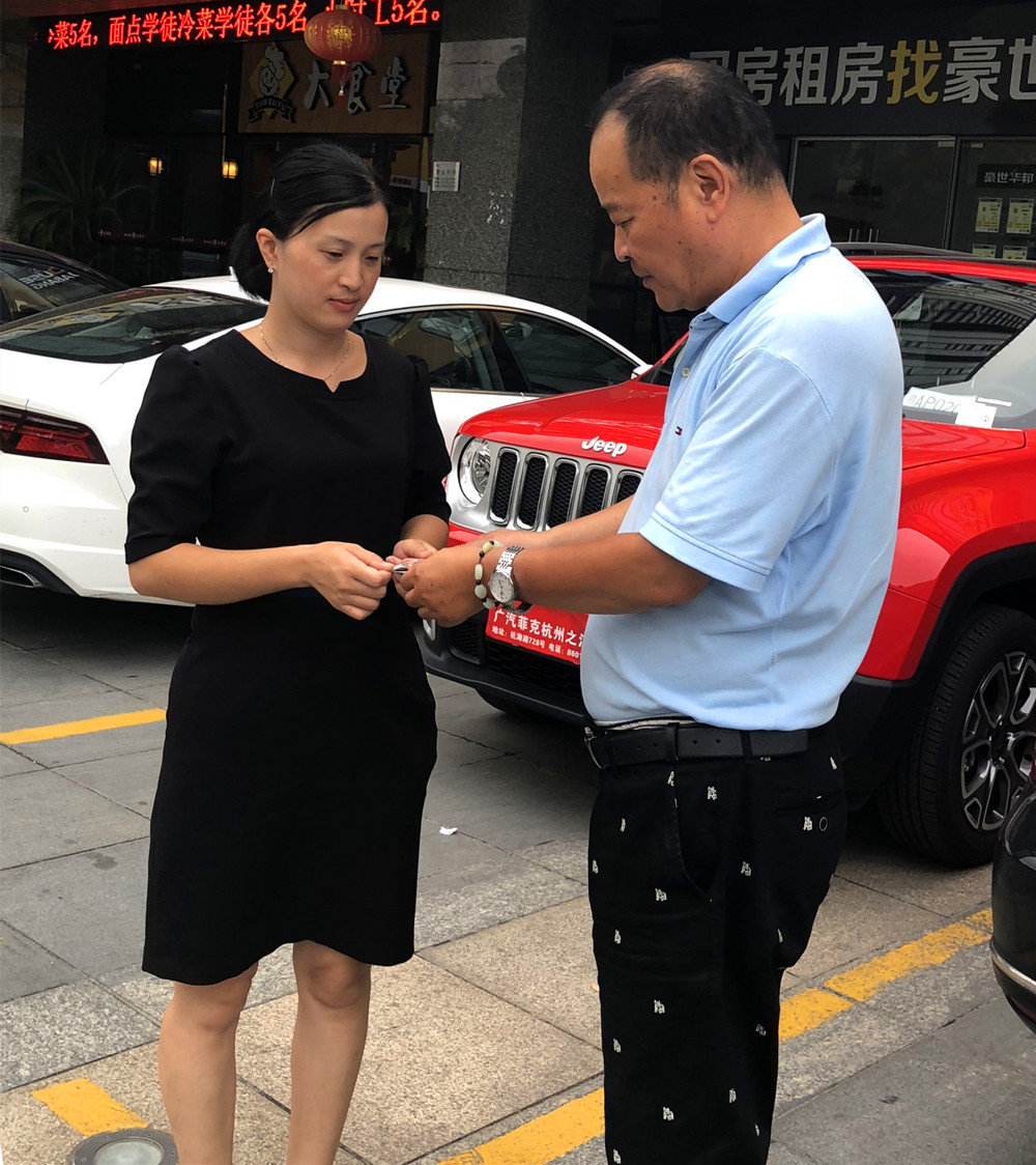 以細(xì)致 釀美好|風(fēng)尚藍(lán)灣業(yè)委會代表慰問一線物業(yè)工作人員