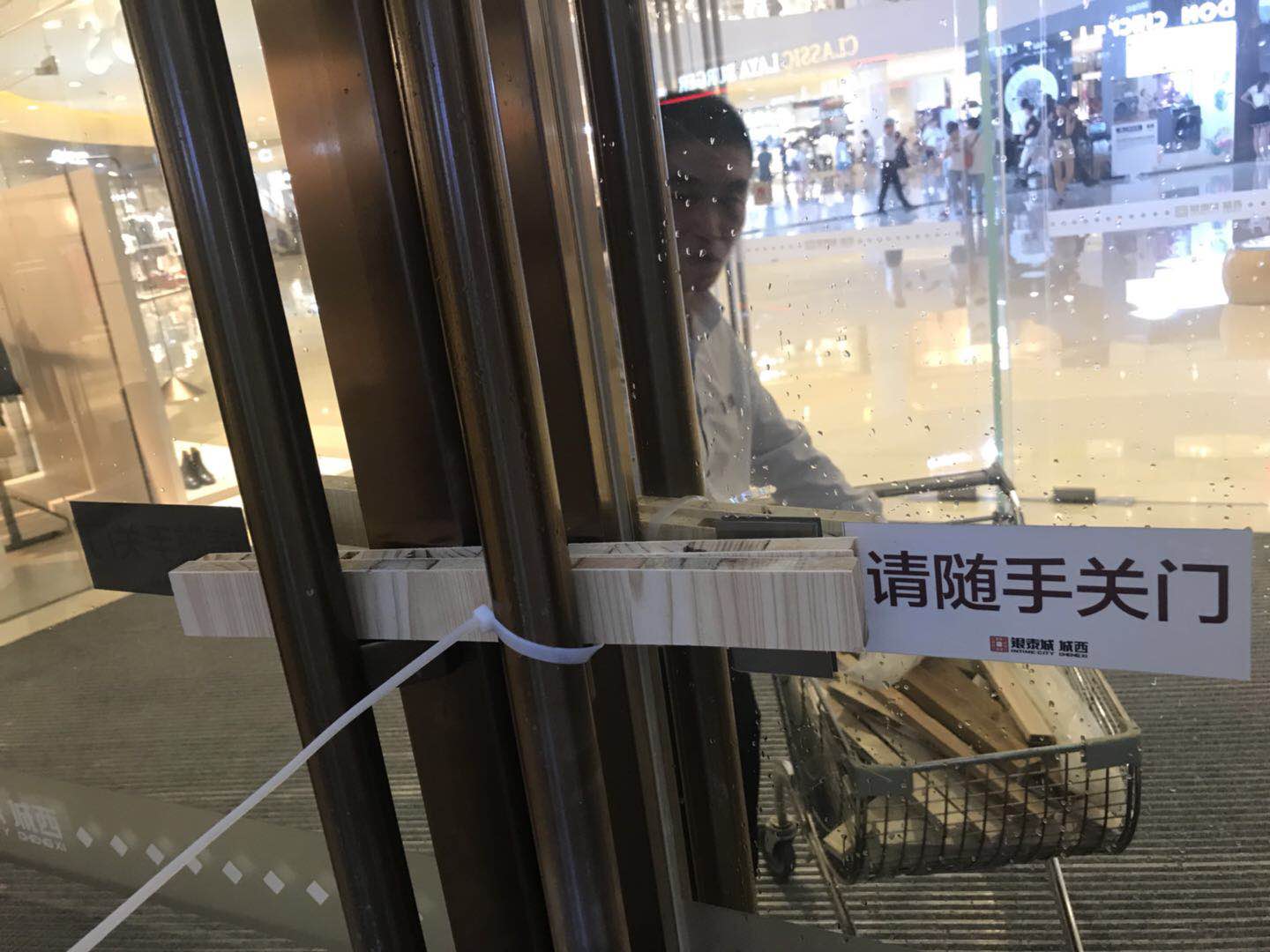 嚴陣以待|暴雨中夙夜奮戰(zhàn)，為你守護家園平安